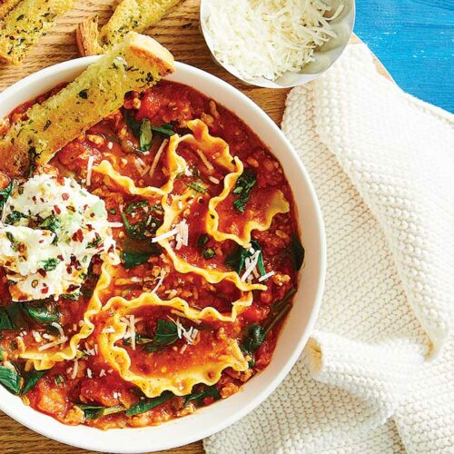 Cheesy lasagne soup with garlic toast dippers