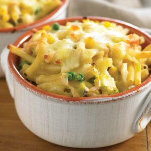 Cheesy chicken and leek pasta bake